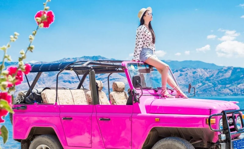 Dali Jeep Tour around Erhai Lake 1 大理敞篷吉普車遊洱海,粉色越野車與旅人欣賞湖景與山景。