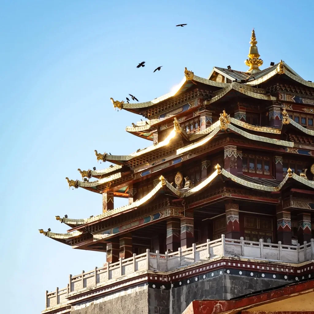 Dukezong Ancient City 1 晨光下的 獨克宗古城 建築金頂閃耀,飛簷層疊,展現濃厚藏式風格。