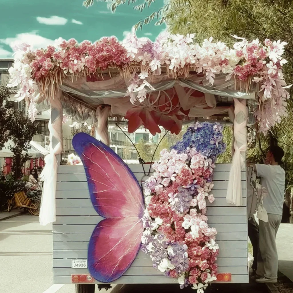 Erhai Lake Music Caravan 裝飾繽紛的 洱海音樂大篷車,花卉與蝴蝶元素打造夢幻氛圍。