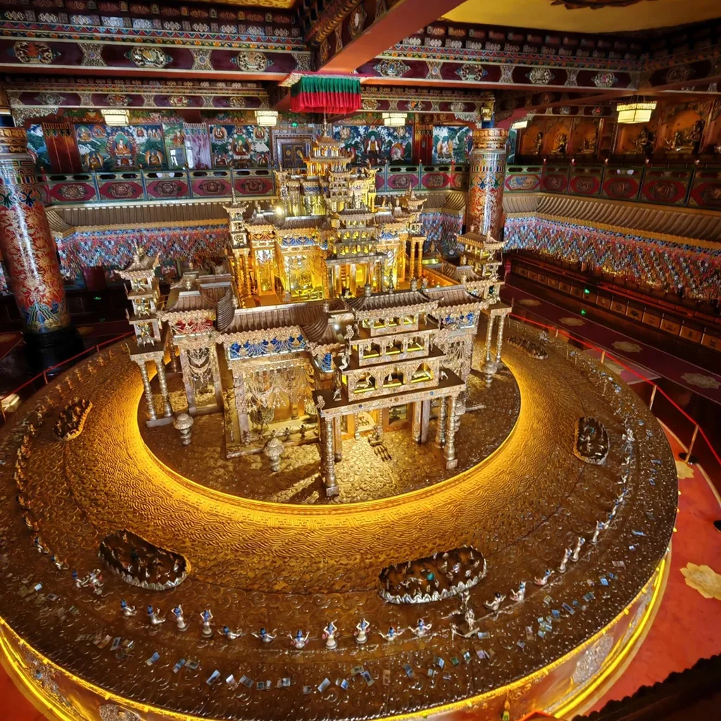 Shambhala Kalachakra Tantra 在 香巴拉時輪壇 殿內,一座金碧輝煌的立體壇城位於中央,周圍環繞精緻雕刻與彩繪壁畫