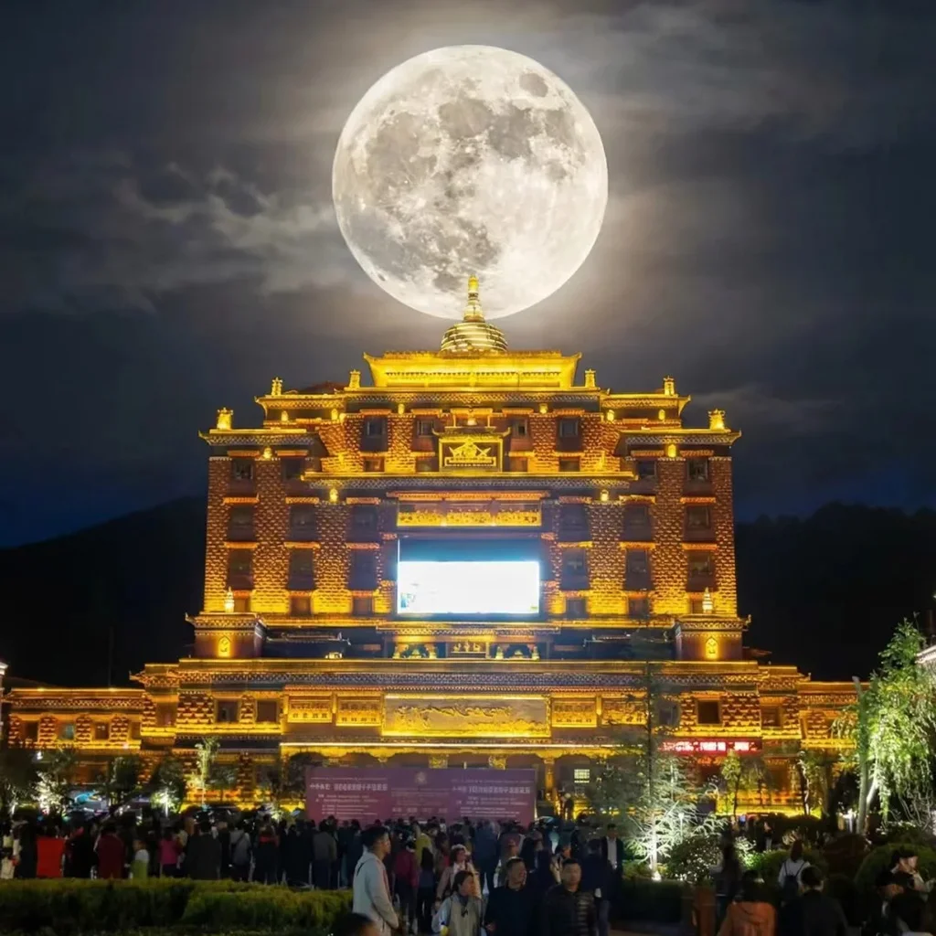 Shambhala Kalachakra Tantra2 夜幕下的 香巴拉時輪壇城 金碧輝煌,巨大的滿月高懸於建築上方,形成震撼視覺效果。
