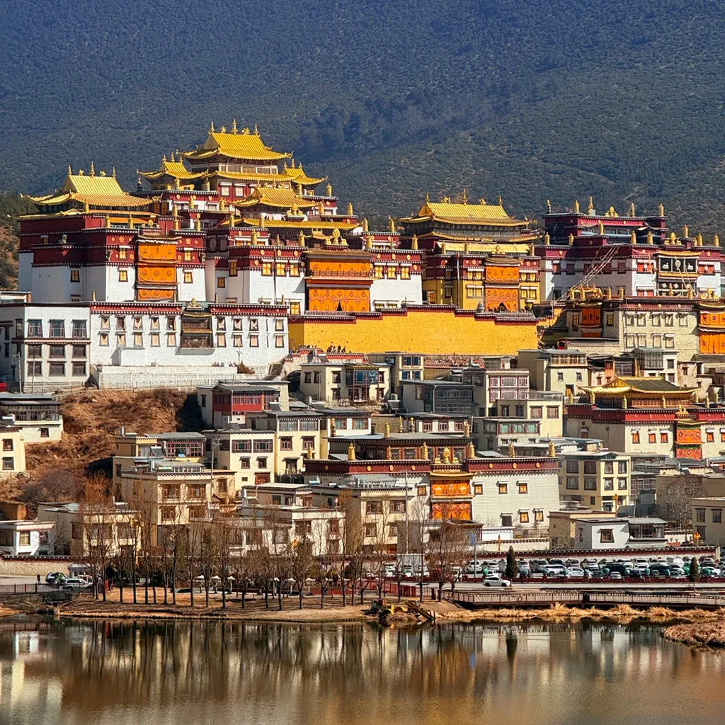 Songzanlin Monastery 位於 松贊林寺 的藏傳佛教建築群,金色屋頂在陽光下熠熠生輝,依山而建的寺廟群氣勢恢宏,前方湖水倒映出壯麗景觀。位於 松贊林寺 的藏傳佛教建築群,金色屋頂在陽光下熠熠生輝,依山而建的寺廟群氣勢恢宏,前方湖水倒映出壯麗景觀。