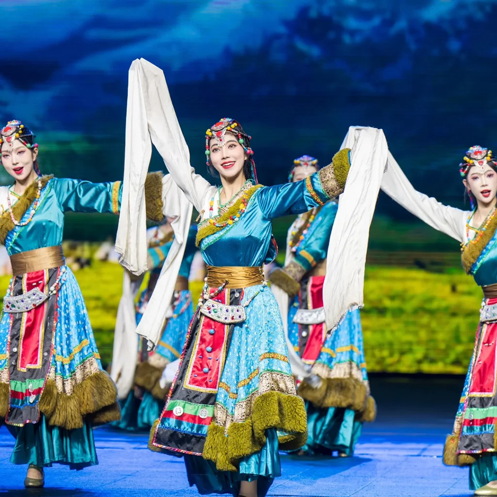 Lijiang Songcheng Eternal Love 在 麗江宋城千古情 舞台上,演員身著民族服飾翩翩起舞,色彩鮮豔,動作優美,展現濃鬱的民族文化與藝術魅力。