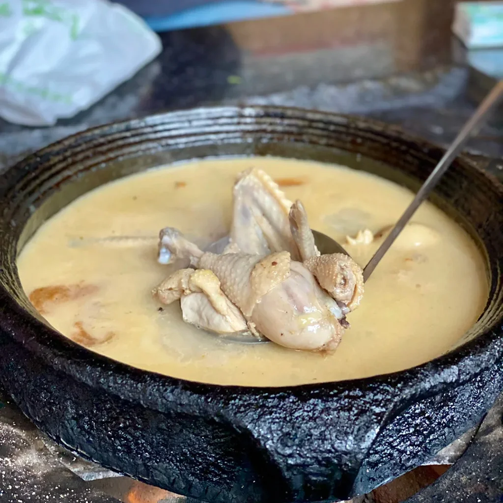 Yunnan Nixi Black Pottery Clay Pot Chicken2 地道香格里拉尼西黑陶土鍋雞,雲南特色料理。嫩雞肉盛於濃郁奶白湯中,以傳統手工黑陶鍋慢燉而成。