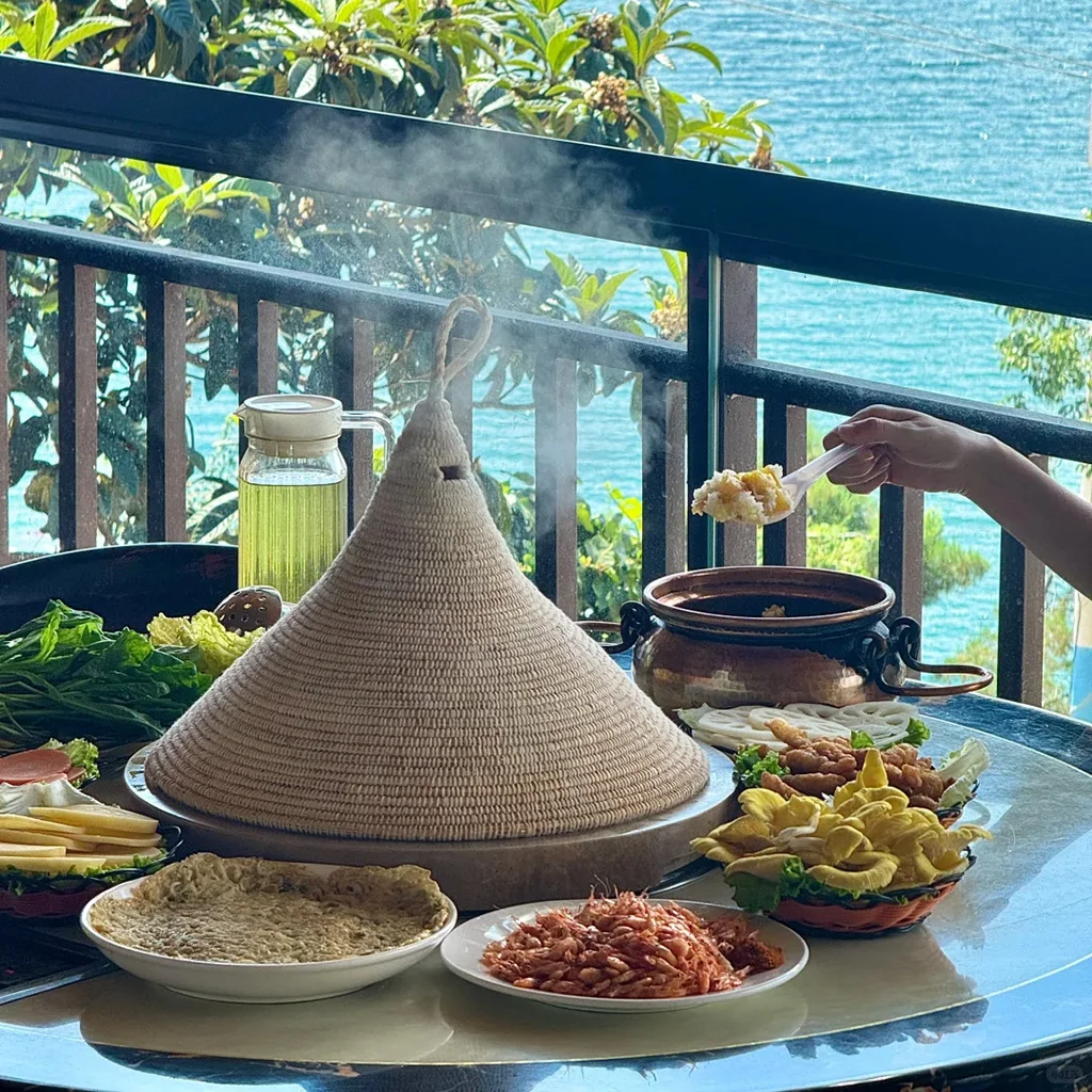 抚仙湖石锅鱼 道地瀘沽湖石鍋魚,雲南湖畔特色料理。新鮮魚類以手工雕刻石鍋蒸製,覆蓋編織草蓋,搭配新鮮配菜與絕美湖景。
