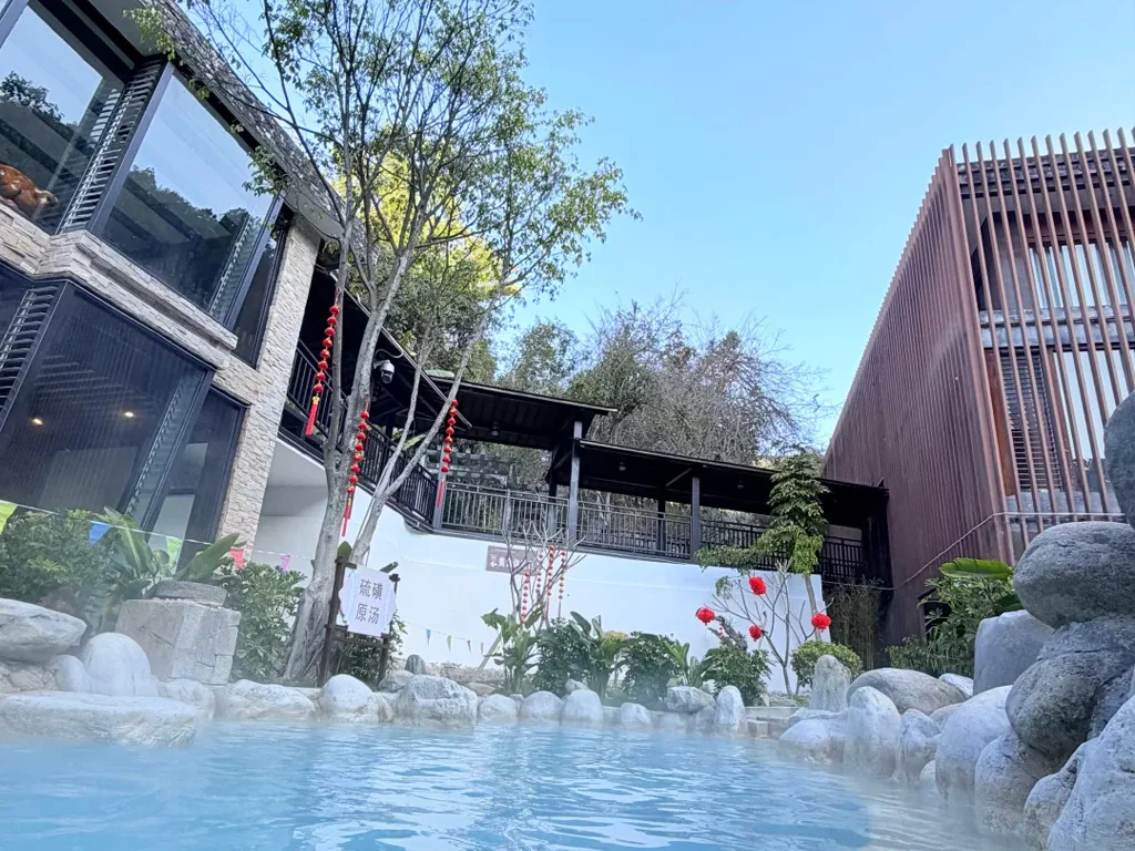 Atami Hot Spring 3 騰衝熱海溫泉的「硫磺原湯」,是園區保留地熱泉水本貌的特色池,乳藍色礦泉搭配現代風建築,氛圍療癒又有儀式感。