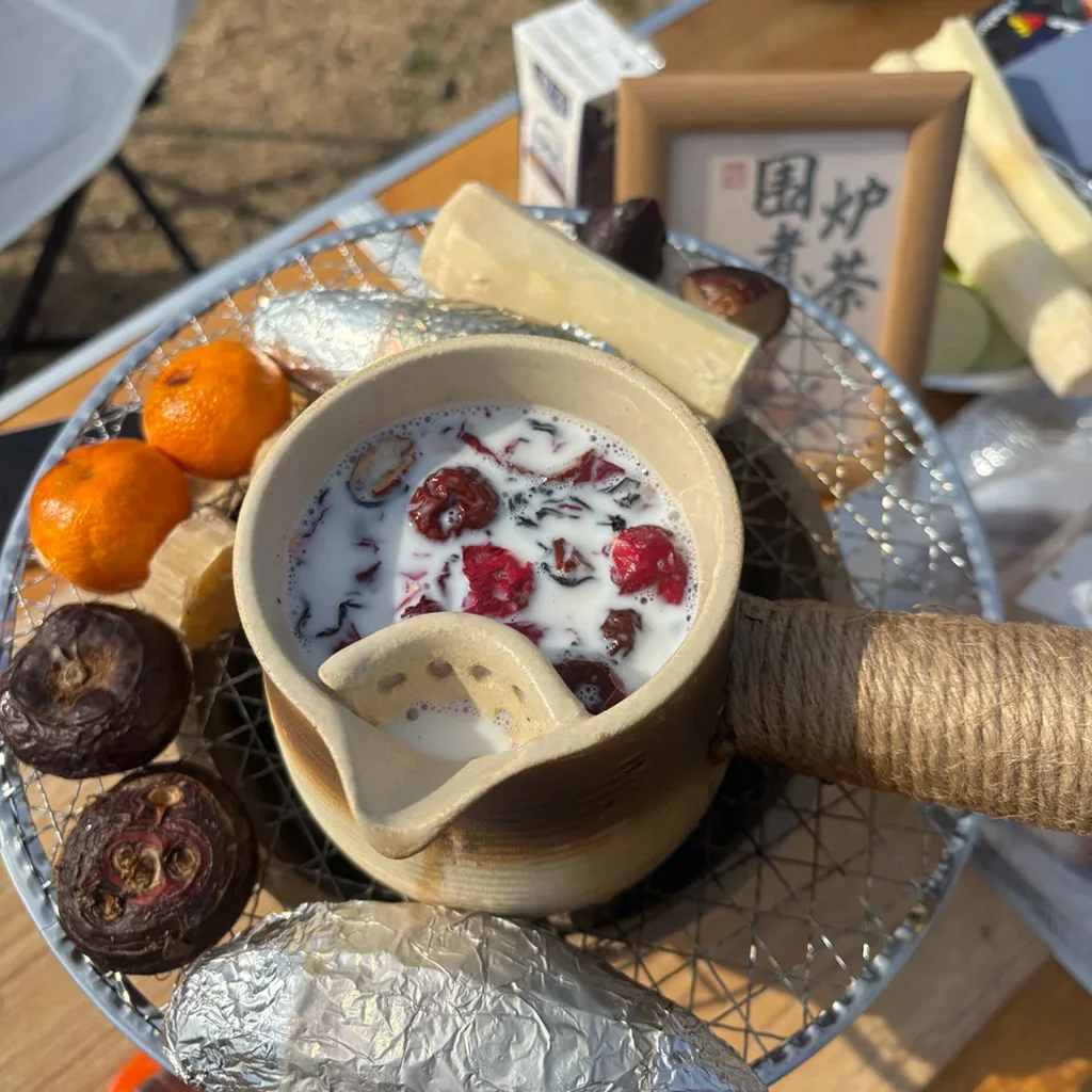 Lijiang Canned Roasted Milk 道地麗江罐罐烤奶,雲南特色飲品。濃郁奶茶搭配玫瑰、紅棗與茶葉,盛於陶壺中,搭配烤物與水果。