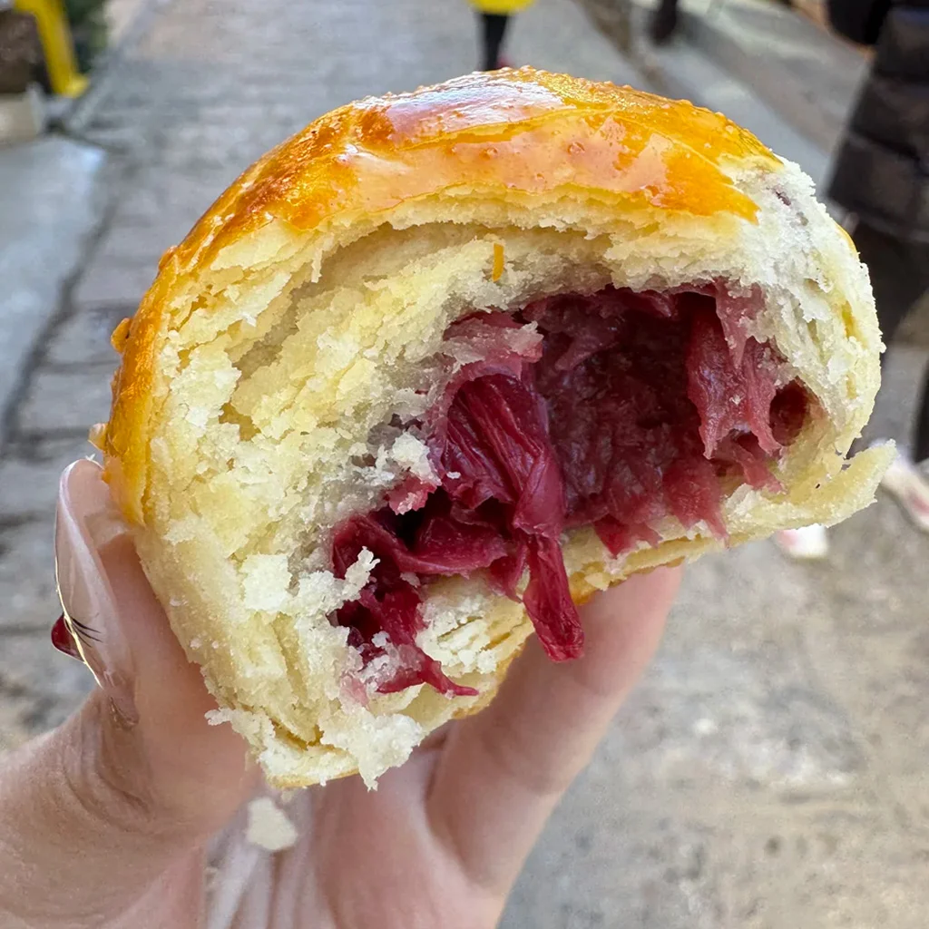 Lijiang Flower Cake 道地麗江鮮花餅,雲南特色點心。金黃酥鬆的外皮,內餡是飽滿鮮豔的玫瑰花瓣,咬開後露出香甜的花卉內餡。
