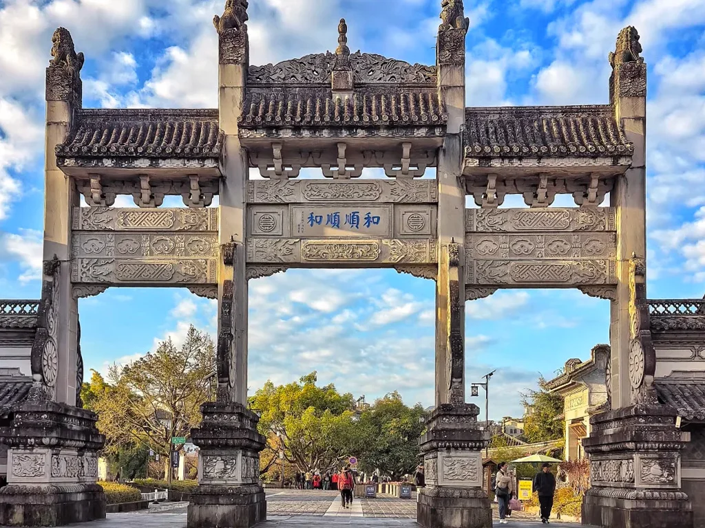 Tengchong Heshun Ancient Town 1 騰衝和順古鎮入口的石牌坊,以精緻石雕與「和順順和」題字為特色,是古鎮的門面標誌,也是遊客必打卡的地標。