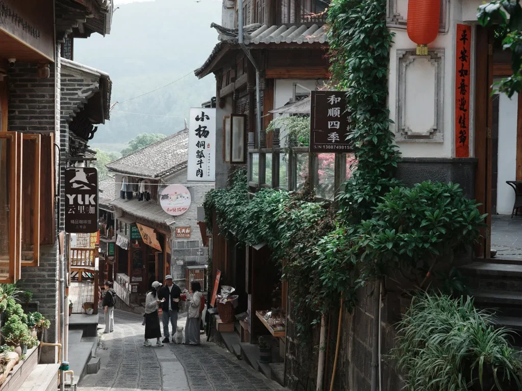 Tengchong Heshun Ancient Town 2 騰衝和順古鎮的石板老街,兩旁是傳統木造店屋與綠意藤蔓,小館子、咖啡館林立,是古鎮最有生活氣息的模樣。