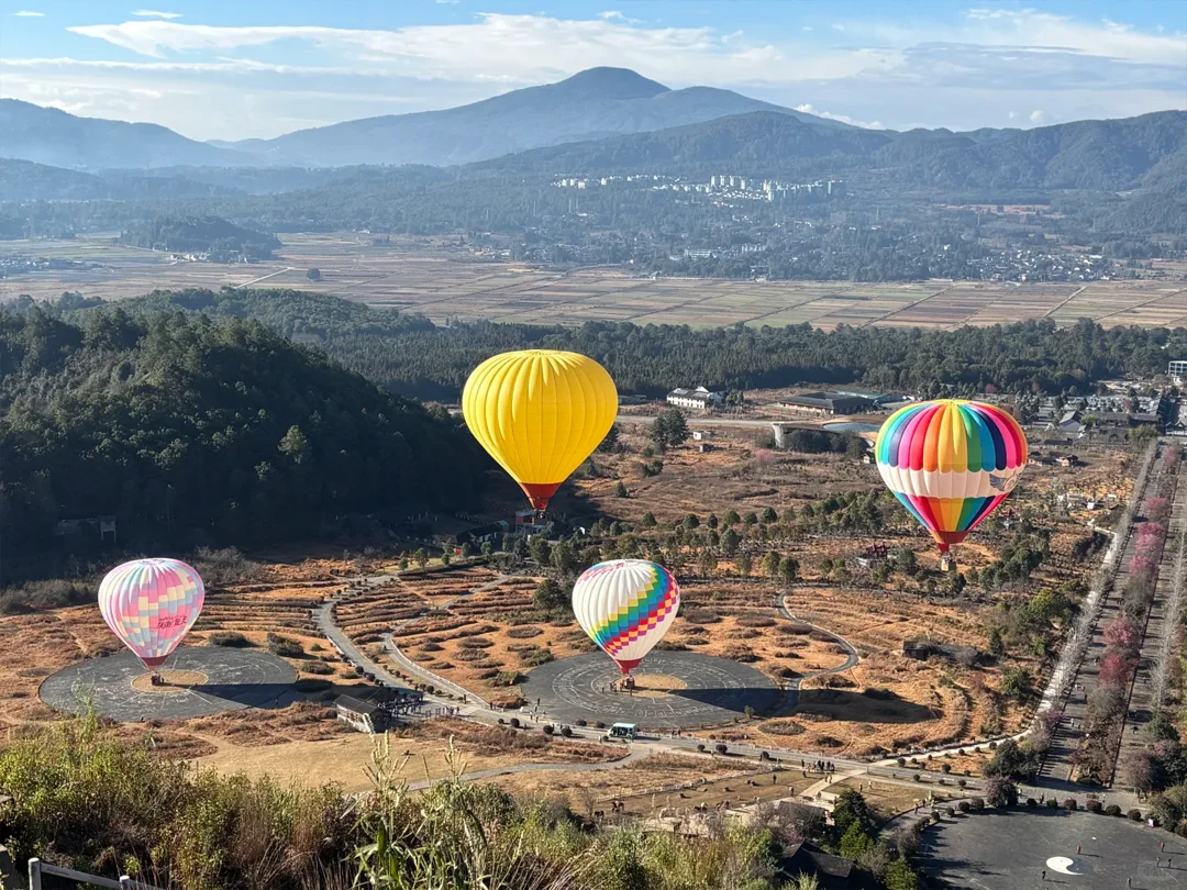 Tengchong Volcanic Geopark 3 騰衝火山地質公園的熱氣球體驗,清晨搭乘升空,從高空俯瞰休眠火山群與田園山景,是騰衝必做的浪漫行程。
