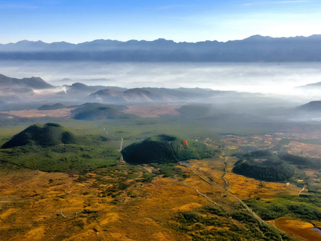 Tengchong Volcanic Geopark 騰衝火山地質公園的火山群全景,休眠火山錐在晨霧中顯露,整片地貌是數百萬年火山活動留下的壯麗印記。