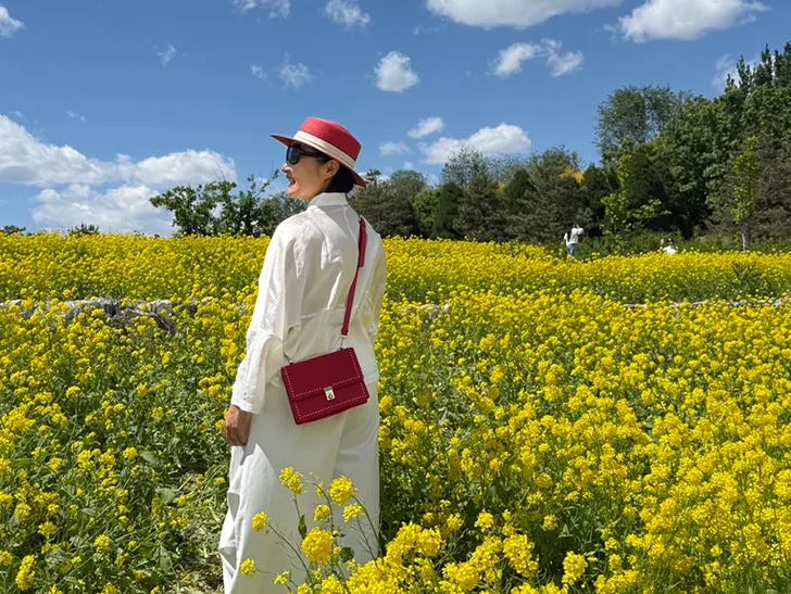 Outfit 2 騰衝界頭的油菜花田,春日限定的金黃花海,在藍天白雲下,輕鬆拍出元氣滿滿的春日大片。