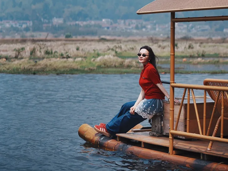 Outfit 6 騰衝北海濕地公園的竹筏體驗,坐在竹筏上緩行於藍色水面,是感受濕地寧靜風光的最佳方式。