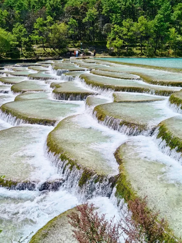 Blue Moon Valley 4 藍月谷水流沿石灰岩層層流動,形成獨特的階梯水台景觀。