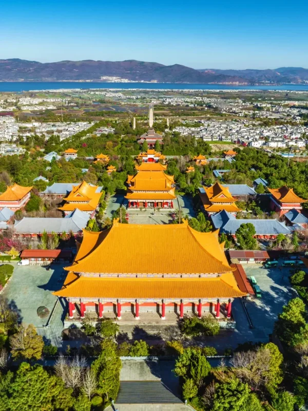 Dali Chongsheng Temple Three Pagodas 4 大理崇聖寺三塔航拍視角,寺院建築群與遠方洱海景觀一覽無遺。