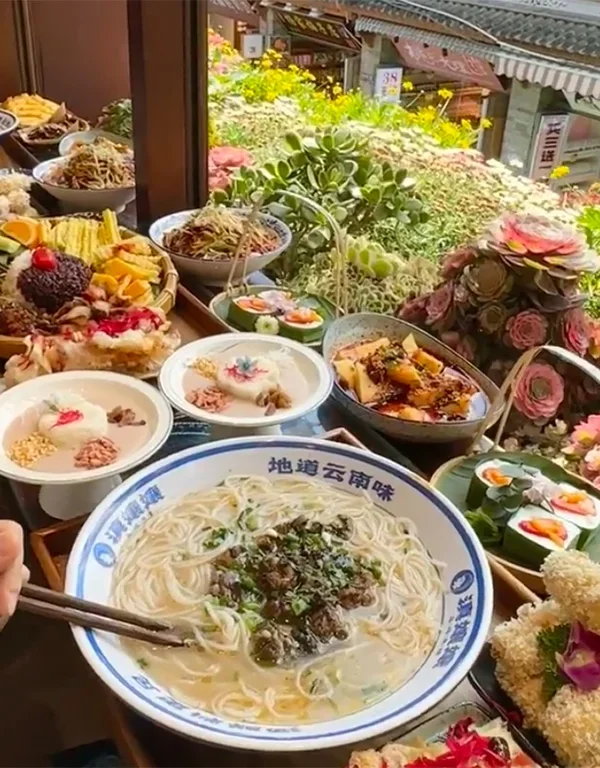 Dali Cuisine 大理美食展示,包含雲南特色麵食、米飯料理與多樣在地佳餚,擺放於窗邊餐桌。