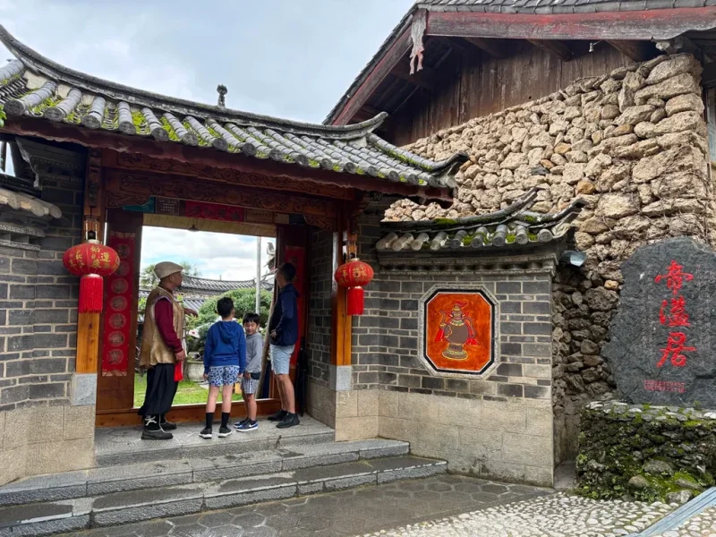 Naxi Culture 2 麗江納西族生活場景,庭院與傳統木屋建築。